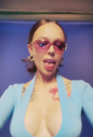 3. Erotic Instasamka Shows Cleavage