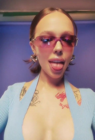 4. Erotic Instasamka Shows Cleavage