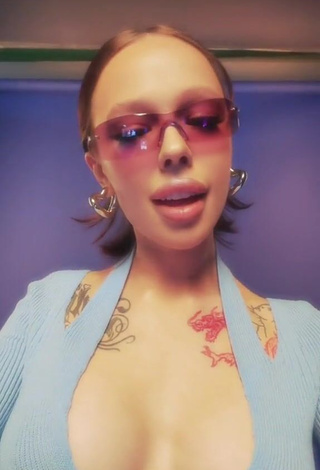 5. Erotic Instasamka Shows Cleavage