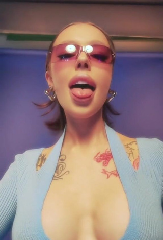 6. Erotic Instasamka Shows Cleavage