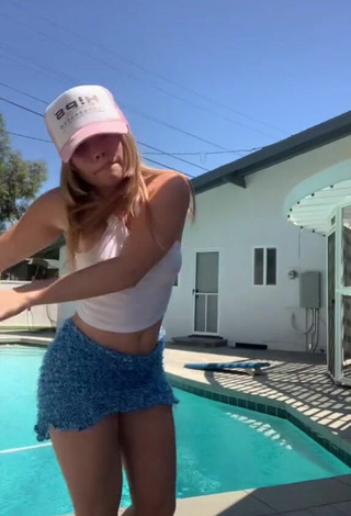 5. Sexy Lexee Smith in White Crop Top at the Swimming Pool