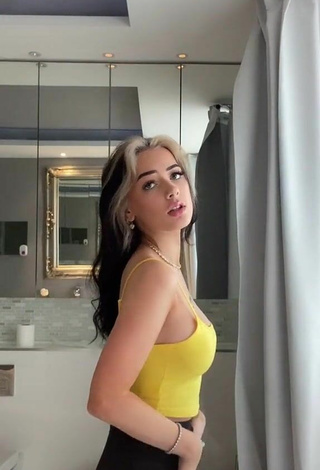 4. Beautiful Lauren Kearns in Sexy Yellow Crop Top