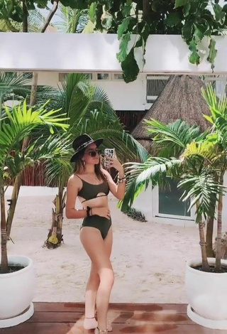 Cute Luann Díez in Olive Bikini
