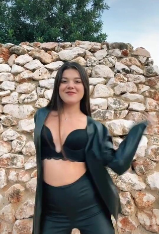 2. Sexy Mélanie Vicente in Black Bra