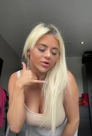 3. Sexy Mellbelle Shows Cleavage in Beige Crop Top