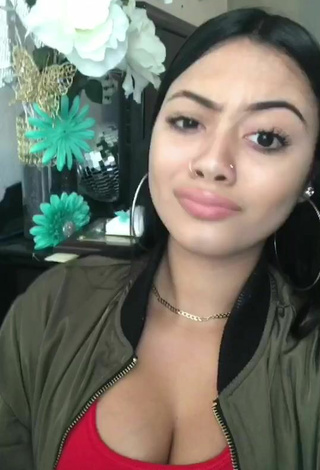 5. Sexy Ninoshka Torres Shows Cleavage