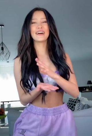 2. Sexy Noemi Nikita in Crop Top