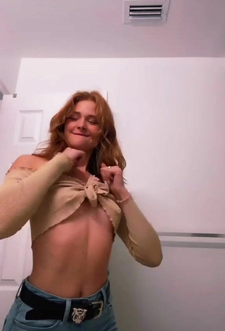 3. Sexy Alyssa Holum in Beige Crop Top while doing Dance without Brassiere