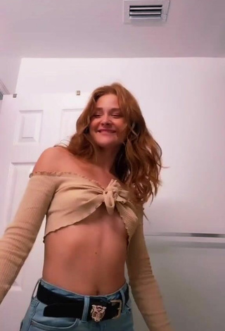 4. Sexy Alyssa Holum in Beige Crop Top while doing Dance without Brassiere