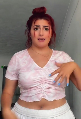 4. Beautiful Shauni Kibby Shows Cleavage in Sexy Crop Top