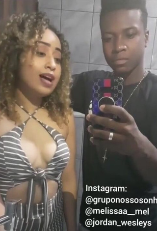 Sexy Jordan e Mel Shows Cleavage in Striped Dress