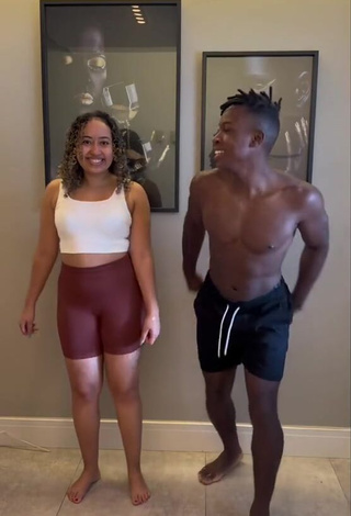 3. Sexy Jordan e Mel in Crop Top
