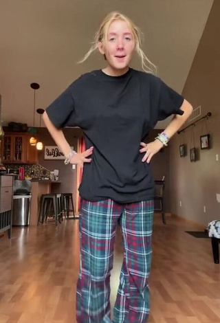 Sweetie Kayla Malec Shows Cleavage