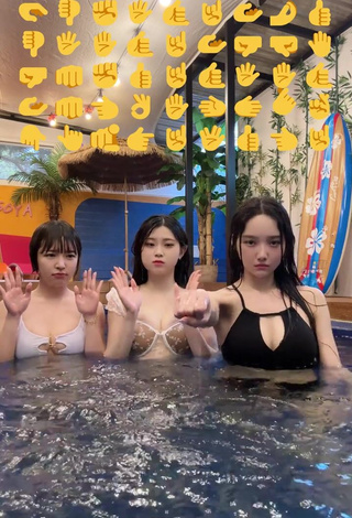 2. Elegant Yu Baek-hap Shows Cleavage in Black Bikini Top at the Pool