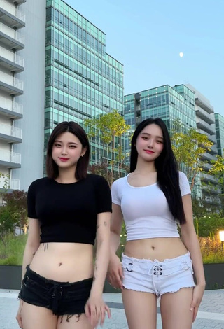 Fine Yu Baek-hap Shows Cleavage in Sweet White Crop Top