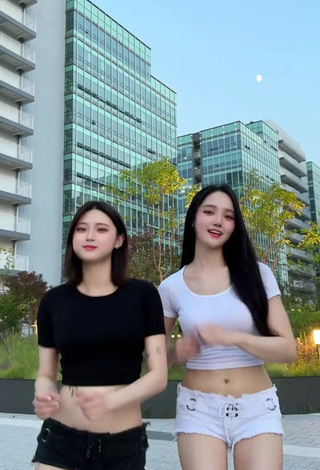 2. Fine Yu Baek-hap Shows Cleavage in Sweet White Crop Top