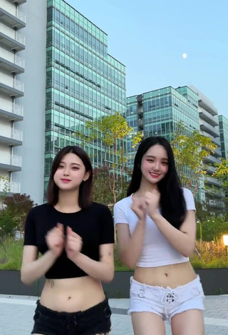 3. Fine Yu Baek-hap Shows Cleavage in Sweet White Crop Top