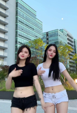 4. Fine Yu Baek-hap Shows Cleavage in Sweet White Crop Top