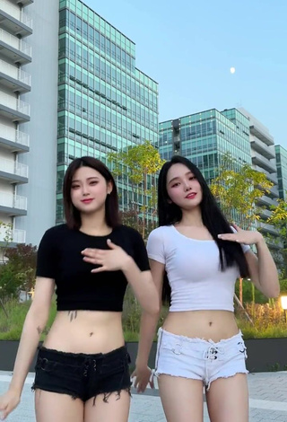 5. Fine Yu Baek-hap Shows Cleavage in Sweet White Crop Top