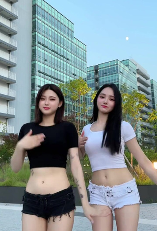 6. Fine Yu Baek-hap Shows Cleavage in Sweet White Crop Top