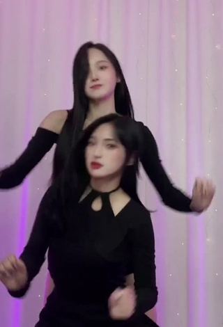 Seductive Yu Baek-hap Shows Cleavage in Black Crop Top