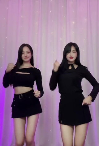 2. Seductive Yu Baek-hap Shows Cleavage in Black Crop Top