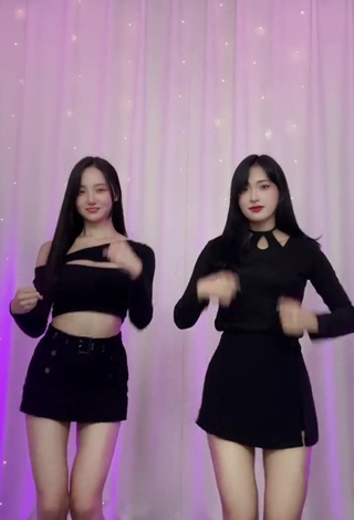 3. Seductive Yu Baek-hap Shows Cleavage in Black Crop Top