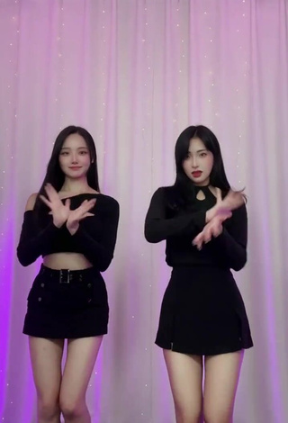 5. Seductive Yu Baek-hap Shows Cleavage in Black Crop Top