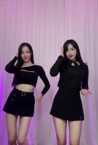 6. Seductive Yu Baek-hap Shows Cleavage in Black Crop Top