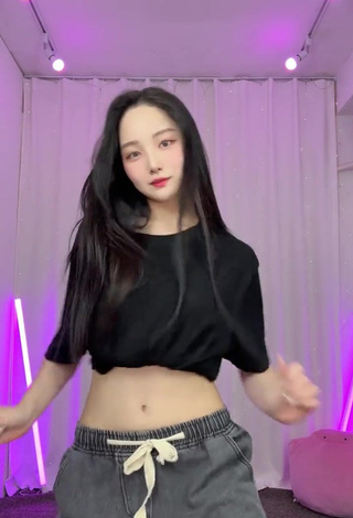 4. Beautiful Yu Baek-hap in Sexy Black Crop Top