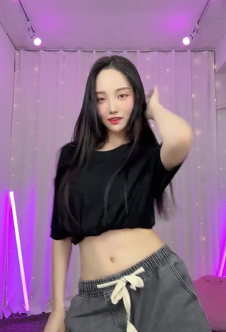 5. Beautiful Yu Baek-hap in Sexy Black Crop Top