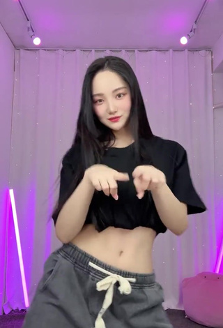 6. Beautiful Yu Baek-hap in Sexy Black Crop Top