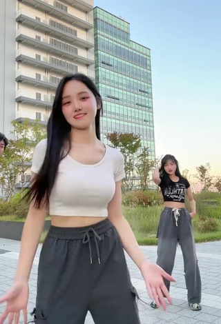 2. Sexy Yu Baek-hap Shows Cleavage in White Crop Top