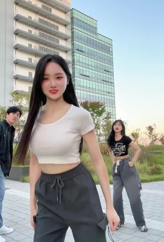 3. Sexy Yu Baek-hap Shows Cleavage in White Crop Top