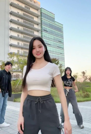 4. Sexy Yu Baek-hap Shows Cleavage in White Crop Top