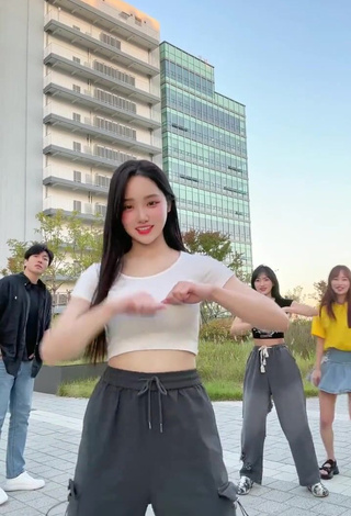 5. Sexy Yu Baek-hap Shows Cleavage in White Crop Top