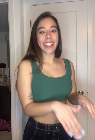 3. Sexy Stephany Leal Shows Cleavage in Green Crop Top