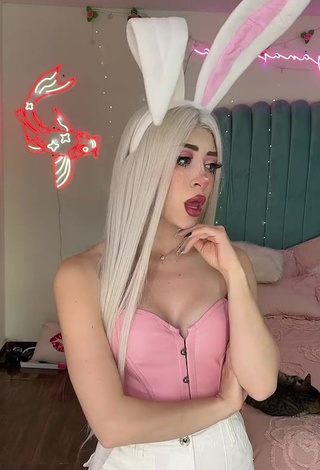5. Sweet Legna Hernández Shows Cosplay