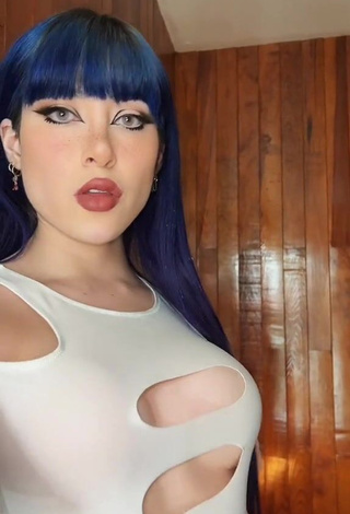 Dazzling Legna Hernández Shows Cleavage without Bra