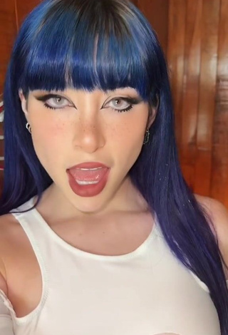5. Dazzling Legna Hernández Shows Cleavage without Bra