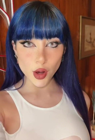 6. Dazzling Legna Hernández Shows Cleavage without Bra