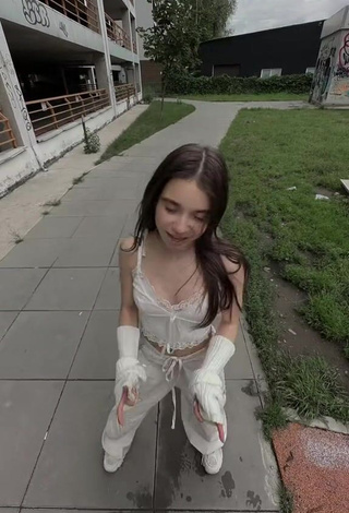 4. Hot Nika Leytink Shows Cleavage in White Crop Top
