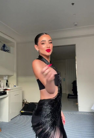 6. Wonderful Lola Moreno Marco Shows Cleavage in Black Dress while Twerking
