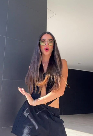 2. Lola Moreno Marco Shows Cleavage in Alluring Black Crop Top
