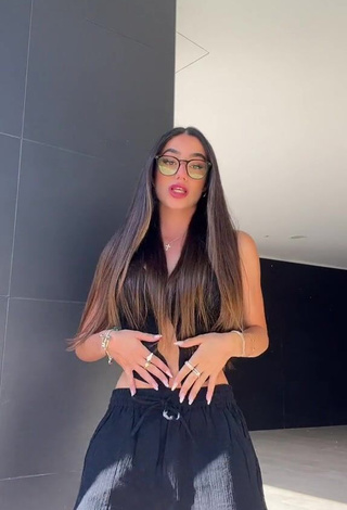 3. Lola Moreno Marco Shows Cleavage in Alluring Black Crop Top