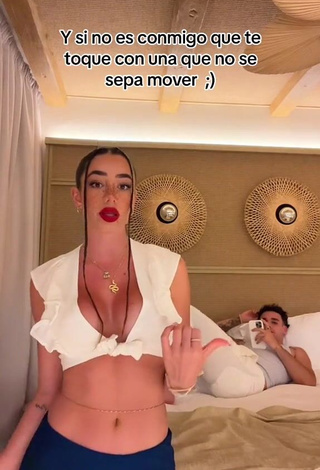 2. Pretty Lola Moreno Marco Shows Cleavage in White Crop Top while Twerking