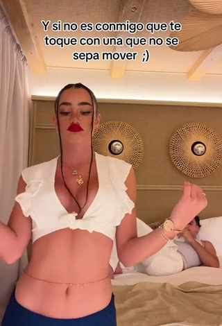 3. Pretty Lola Moreno Marco Shows Cleavage in White Crop Top while Twerking