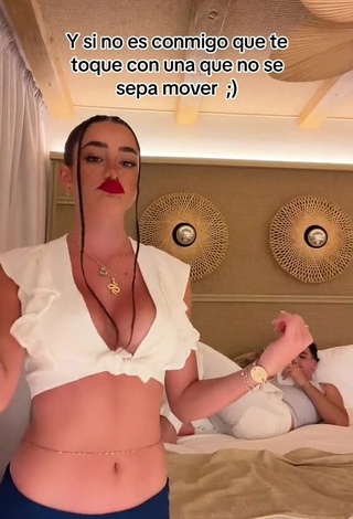 4. Pretty Lola Moreno Marco Shows Cleavage in White Crop Top while Twerking