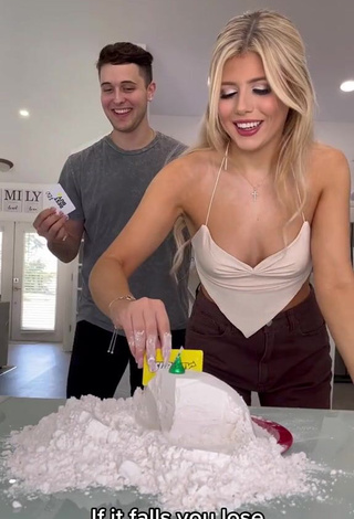 2. Erotic Mariah and Bill Shows Cleavage in Crop Top