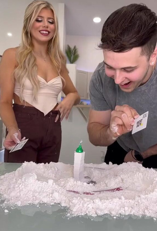 6. Erotic Mariah and Bill Shows Cleavage in Crop Top